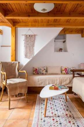 Ariadne's small labyrinth house